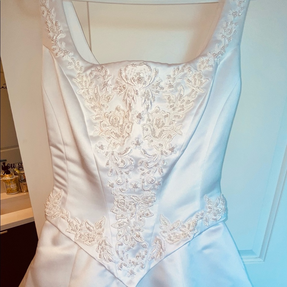 Beautiful wedding gown, embroidery detailing with 5 -foot train!
